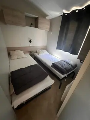 Un ou plusieurs lits dans un hébergement de l'établissement 531 Mobi-Chalet 3 chambres 2 sd Bassin d'Arcachon