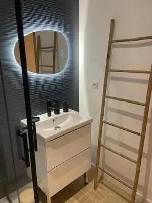 Salle de bains dans l'établissement Logement neuf tout équipé, climatisé avec terrasse, VELOS, barbecue, proche du bourg et des plages océanes, WIFI, linge et ménage compris