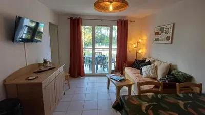 Télévision ou salle de divertissement dans l'établissement T3 Nature Ondres plage avec piscine et tennis
