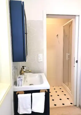 Salle de bains dans l'établissement La grange des Bruyères, maison rénovée, 5 chambres