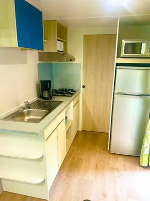Cuisine ou kitchenette dans l'établissement Mobilhome 6 personnes
