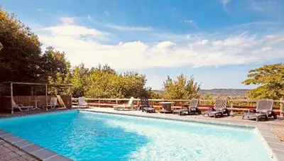 Piscine de l'établissement Bastide piscine, pétanque, salle de jeux et spa ou située à proximité