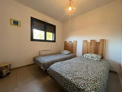 Un ou plusieurs lits dans un hébergement de l'établissement Maison bois 4 Ch Piscine & Spa proche Contis Océan
