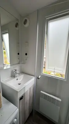 Salle de bains dans l'établissement 404 mobil-home 3 chambres 2 sdb bassin d'Arcachon