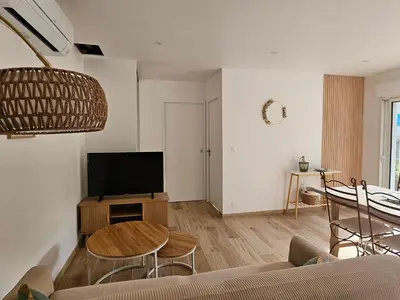 Télévision ou salle de divertissement dans l'établissement Appartement entouré de verdure