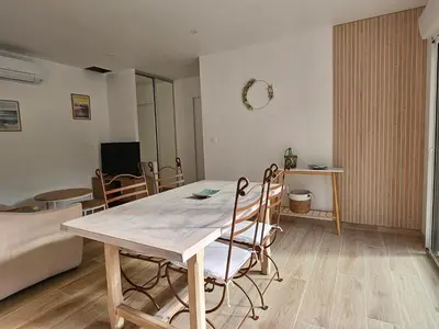 Télévision ou salle de divertissement dans l'établissement Appartement entouré de verdure