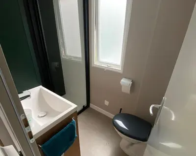 Salle de bains dans l'établissement La Plage 4 étoiles emplacement C04 8 personnes 3 chambres 2 SDB