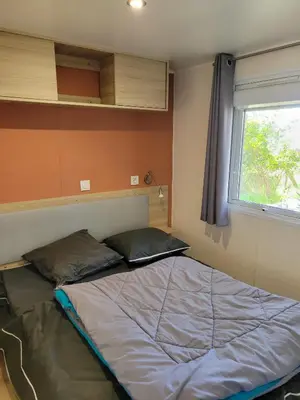 Un ou plusieurs lits dans un hébergement de l'établissement MHT019 3 chambres dont suite parental et 2 salles de bain dans camping 4 étoiles