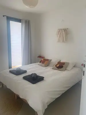 Un ou plusieurs lits dans un hébergement de l'établissement Maison avec 2 chambres à Hossegor