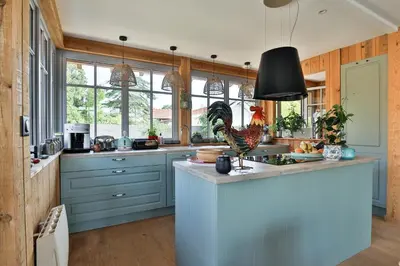 Cuisine ou kitchenette dans l'établissement Villa Honora - Joli maison arcachonnaise à Cazaux