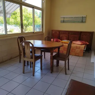 Coin salon dans l'établissement Maison de plein pied et tranquille