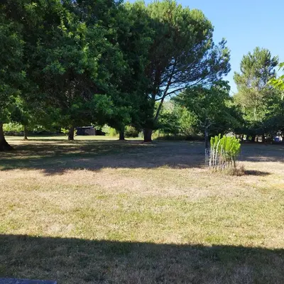 Jardin de l'établissement Maison de plein pied et tranquille