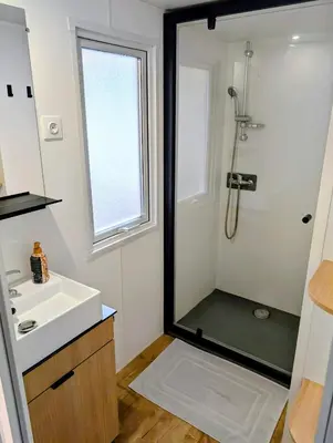 Salle de bains dans l'établissement Mobil-Home 4-6 personnes camping 4 étoiles