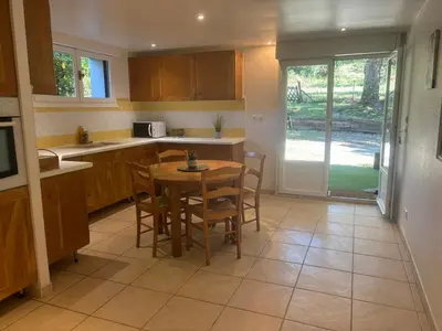 Cuisine ou kitchenette dans l'établissement Forêt et Océan grand appartement rdc avec vue sur la forêt proche du centre ville