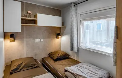 Un ou plusieurs lits dans un hébergement de l'établissement Cozy Stacaravan In Saint-Julien-En Born