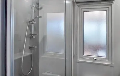 Salle de bains dans l'établissement Cozy Stacaravan In Saint-Julien-En Born