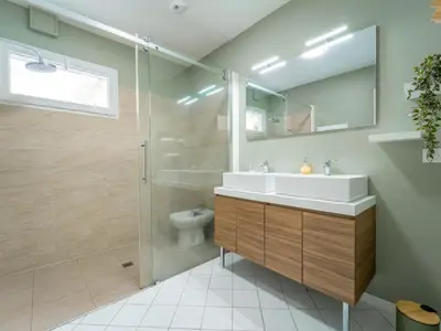 Salle de bains dans l'établissement Maison rénovée à Mimizan pour 10 pers. avec jardin proche océan - FR-1-50-194