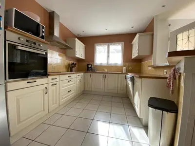 Cuisine ou kitchenette dans l'établissement Maison paisible