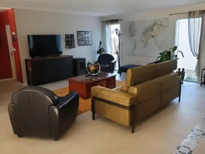 Télévision ou salle de divertissement dans l'établissement Villa Kentève