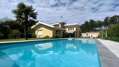Piscine de l'établissement Belle Villa d'architecte entre lac et océan ou située à proximité