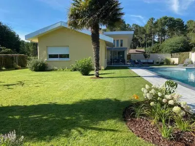 Piscine de l'établissement Belle Villa d'architecte entre lac et océan ou située à proximité