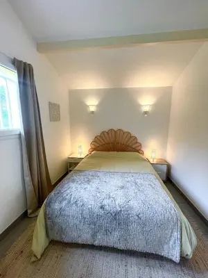 Un ou plusieurs lits dans un hébergement de l'établissement Belle Villa d'architecte entre lac et océan