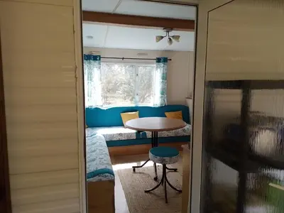 Coin salon dans l'établissement jolie bungalow 2 pas du lac