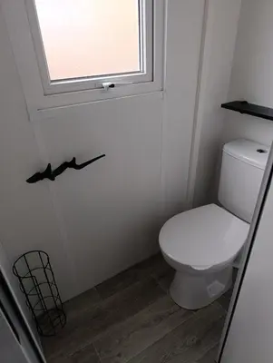 Salle de bains dans l'établissement Mobil-home neuf sous les pins, à proximité des infrastructures