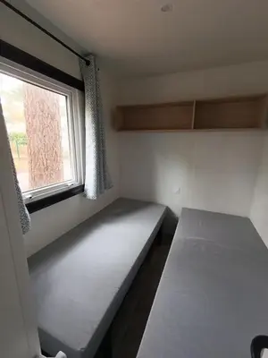 Un ou plusieurs lits dans un hébergement de l'établissement Mobil-home neuf sous les pins, à proximité des infrastructures
