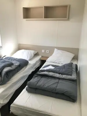 Un ou plusieurs lits dans un hébergement de l'établissement MH518 3chambres et 1 sdb de 40m2 dans camping 4 étoiles