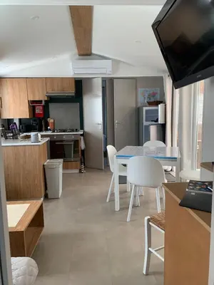 Cuisine ou kitchenette dans l'établissement MH365 2 chambres avec suite parentale et 2 salles de bain 40m2 dans camping 4 étoiles
