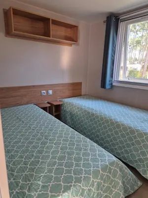 Un ou plusieurs lits dans un hébergement de l'établissement MH365 2 chambres avec suite parentale et 2 salles de bain 40m2 dans camping 4 étoiles