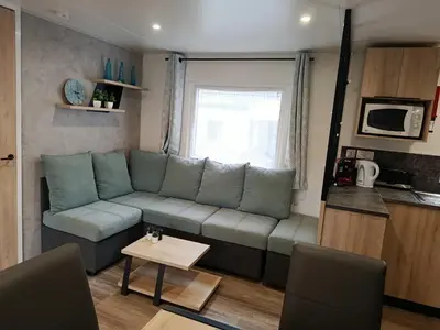 Cuisine ou kitchenette dans l'établissement Superbe mobil-home à Seignosse plage