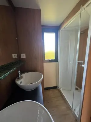 Salle de bains dans l'établissement 508 Mobilhome tout confort