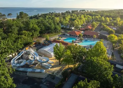Piscine de l'établissement Mobilhome 6 personnes Marvilla Parks - Mayotte Vacances ou située à proximité