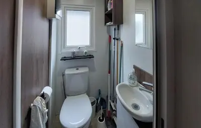 Salle de bains dans l'établissement Joli Mobil Home Proche Océan