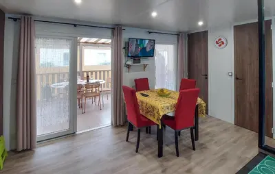 Télévision ou salle de divertissement dans l'établissement Joli Mobil Home Proche Océan