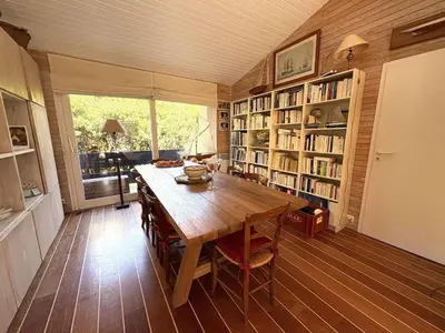 Bibliothèque dans la villa