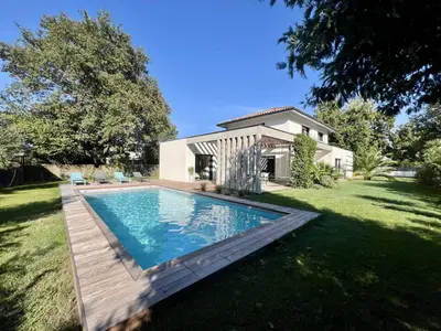 Piscine de l'établissement Villa 8 pers à Seignosse avec piscine chauffée et clim - FR-1-791-44 ou située à proximité