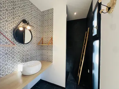 Salle de bains dans l'établissement Villa 8 pers à Seignosse avec piscine chauffée et clim - FR-1-791-44