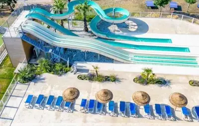 Piscine de l'établissement Stunning Stacaravan In Saint-Julien-En Born ou située à proximité