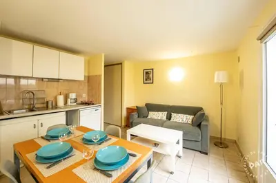 Cuisine ou kitchenette dans l'établissement Entre plages et port
