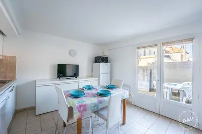 Cuisine ou kitchenette dans l'établissement Entre plages et port