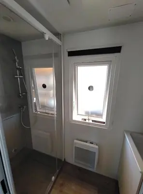 Salle de bains dans l'établissement La Plage 4 étoiles à MIMIZAN emplacement E05 3CH 1SDB 8 personnes