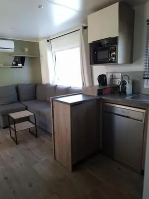 Cuisine ou kitchenette dans l'établissement La Plage 4 étoiles à MIMIZAN emplacement E05 3CH 1SDB 8 personnes