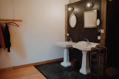 Salle de bains dans l'établissement Le Baccara Lodge, véritable maison de famille avec piscine et parc