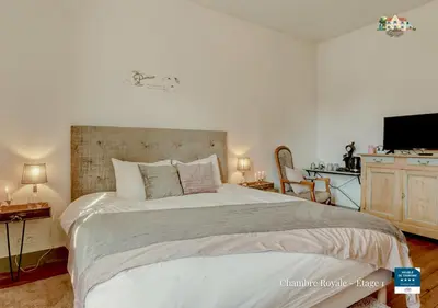 Un ou plusieurs lits dans un hébergement de l'établissement Le Baccara Lodge, véritable maison de famille avec piscine et parc