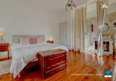 Un ou plusieurs lits dans un hébergement de l'établissement Le Baccara Lodge, véritable maison de famille avec piscine et parc