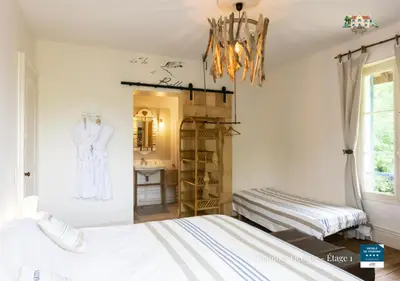 Un ou plusieurs lits dans un hébergement de l'établissement Le Baccara Lodge, véritable maison de famille avec piscine et parc