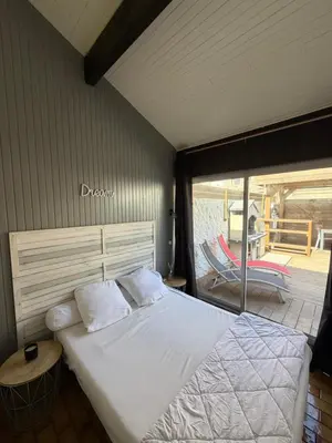 Un ou plusieurs lits dans un hébergement de l'établissement Maison cosy, 100m des plages, wifi, parking privé